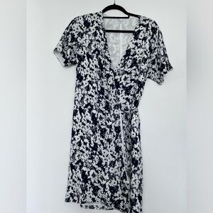 Aritzia Babaton Size m Wallace wrap dress floral